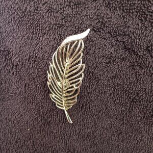 Vintage Gerry's Leaf Feather Gold Tone Pin Brooch